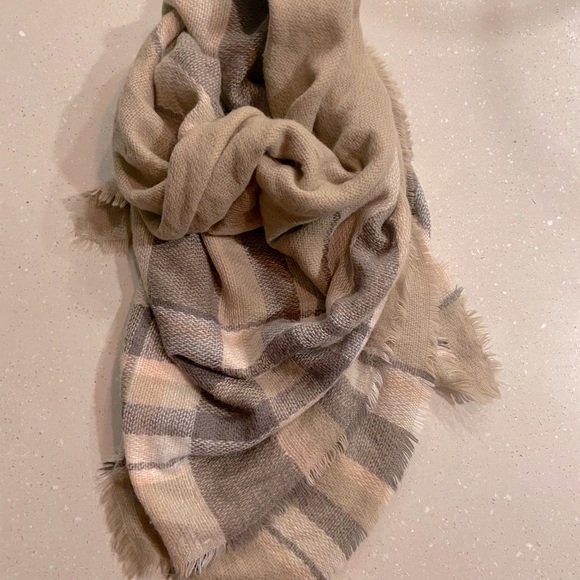 C’est Moi Blanket Scarf - Picture 4 of 5